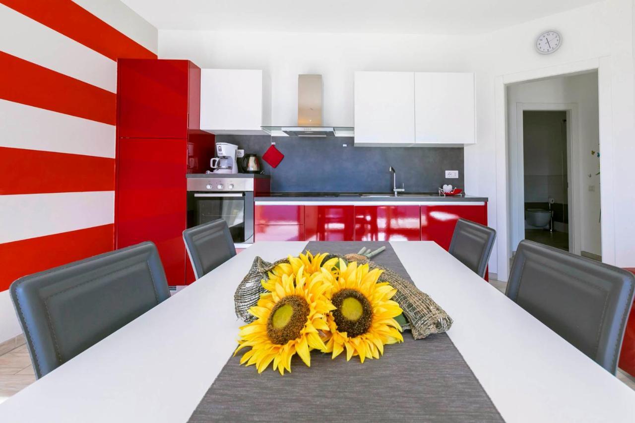 La Collinetta Apartments Vercana Luaran gambar